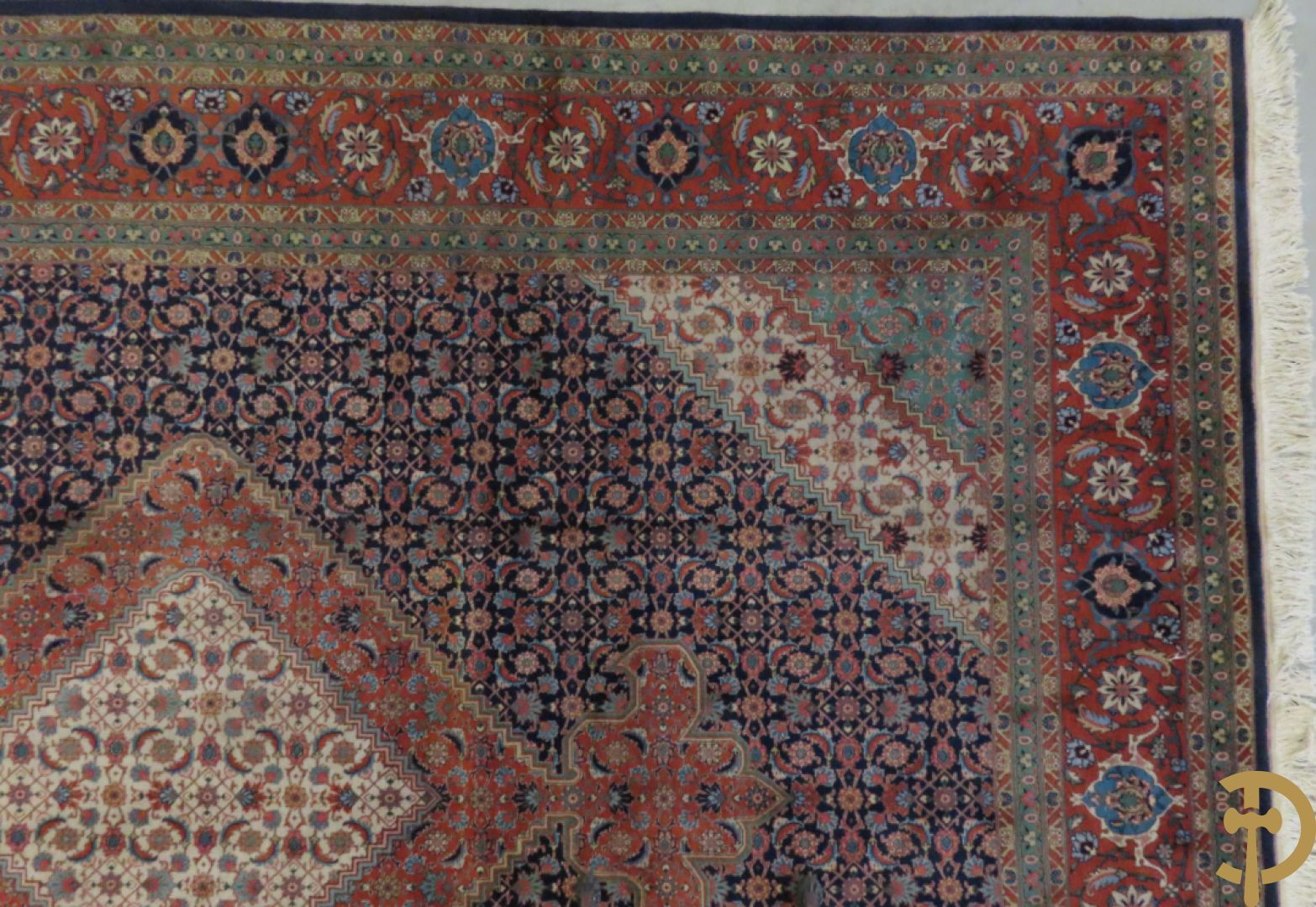 Oosters handgeknoopt tapijt met centraal decor op blauwe fond met bloemenmotieven