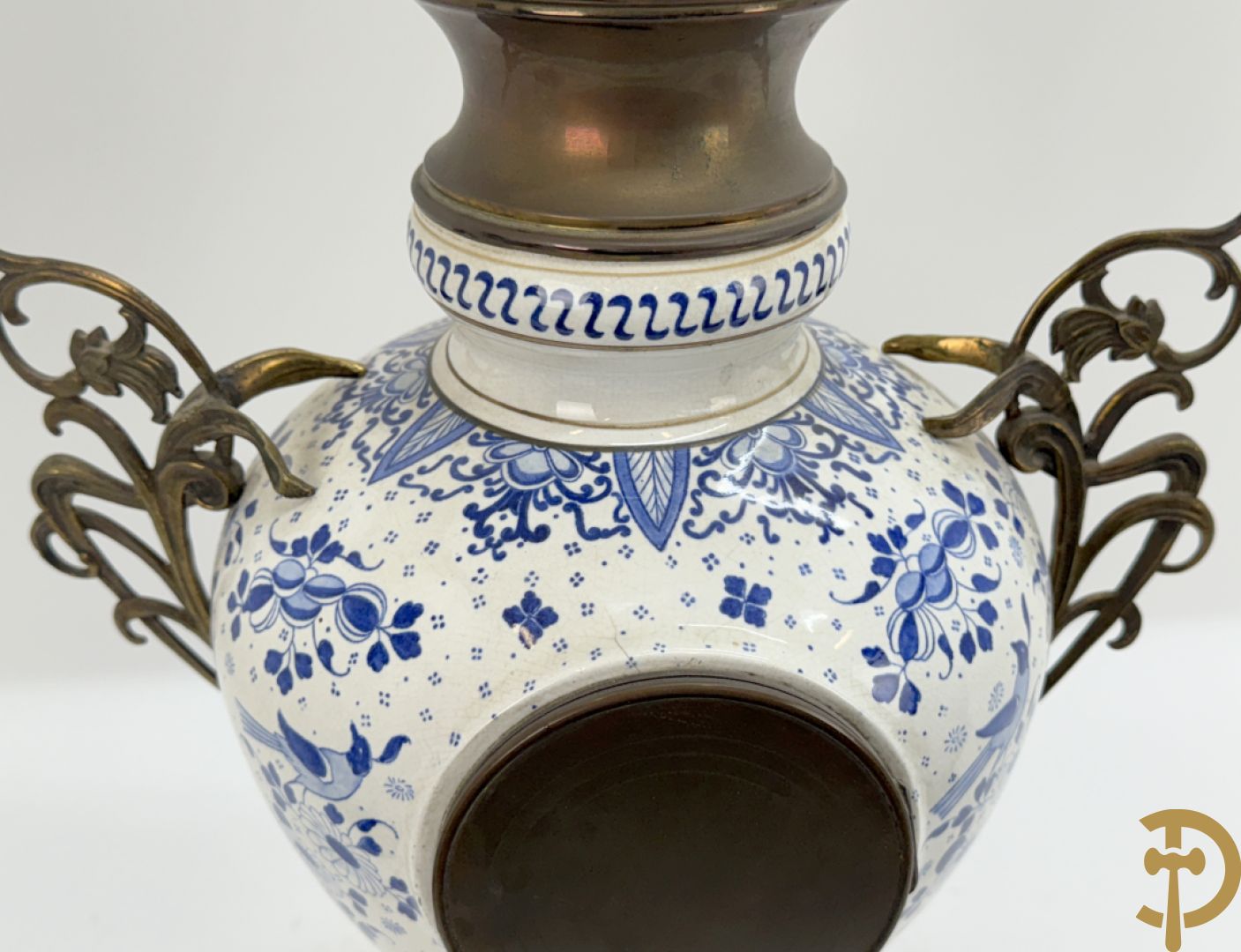 Driedelige garnituur met faience in Delftse stijl en bezet met koperen Jugendstil kandelaars, rond 1900