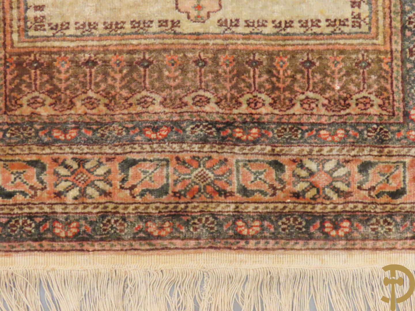 Oosters handgeknoopt zijden tapijt