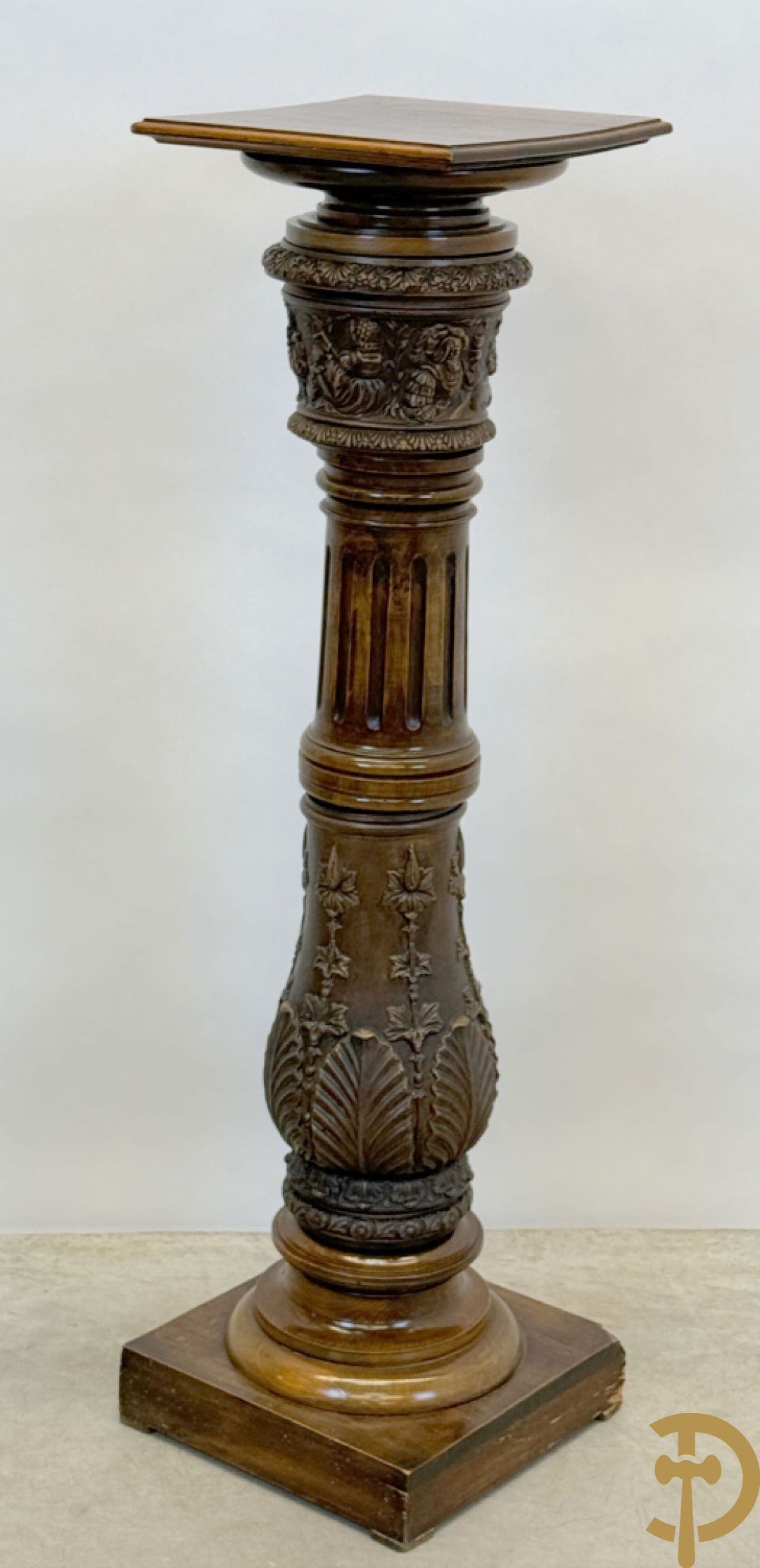 Gecanneleerde zuil met onderdelen in terra cotta bezet met basrelief van personages