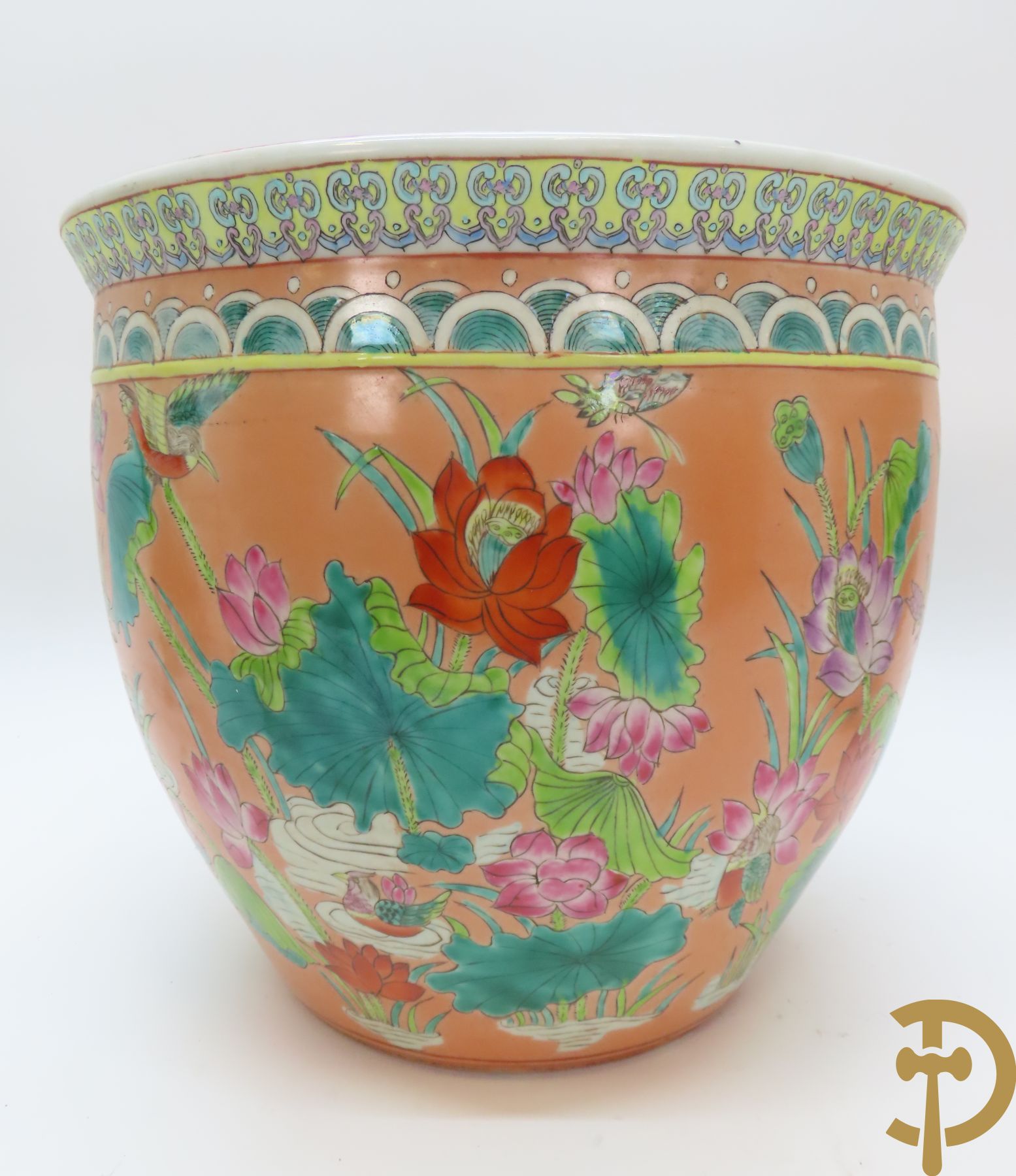 Paar Chinese porseleinen cachepots met bloemendecor en binnenin met visdecor