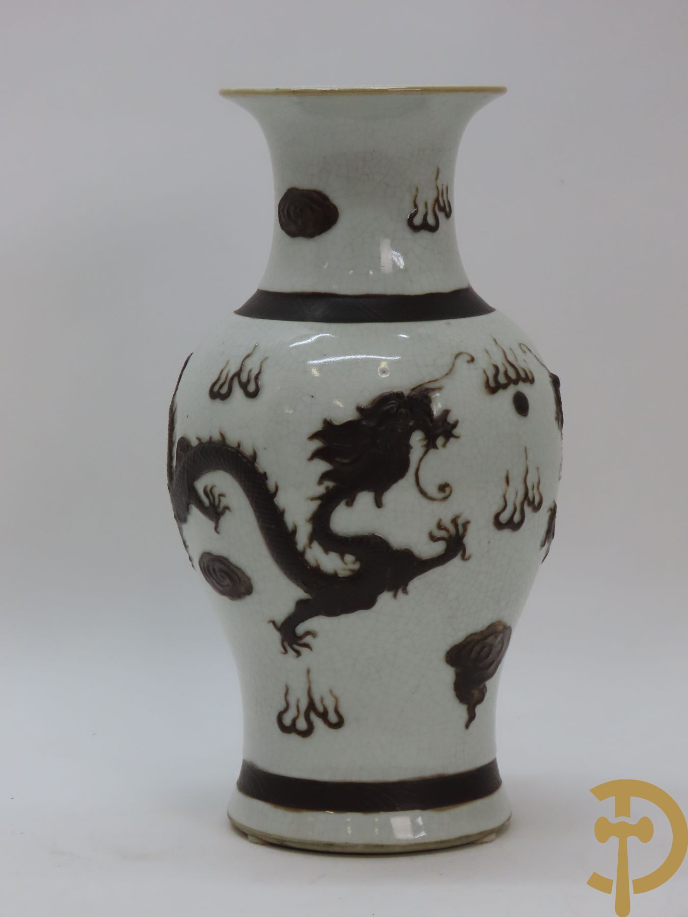 Chinese Nankin vaas met drakendecor