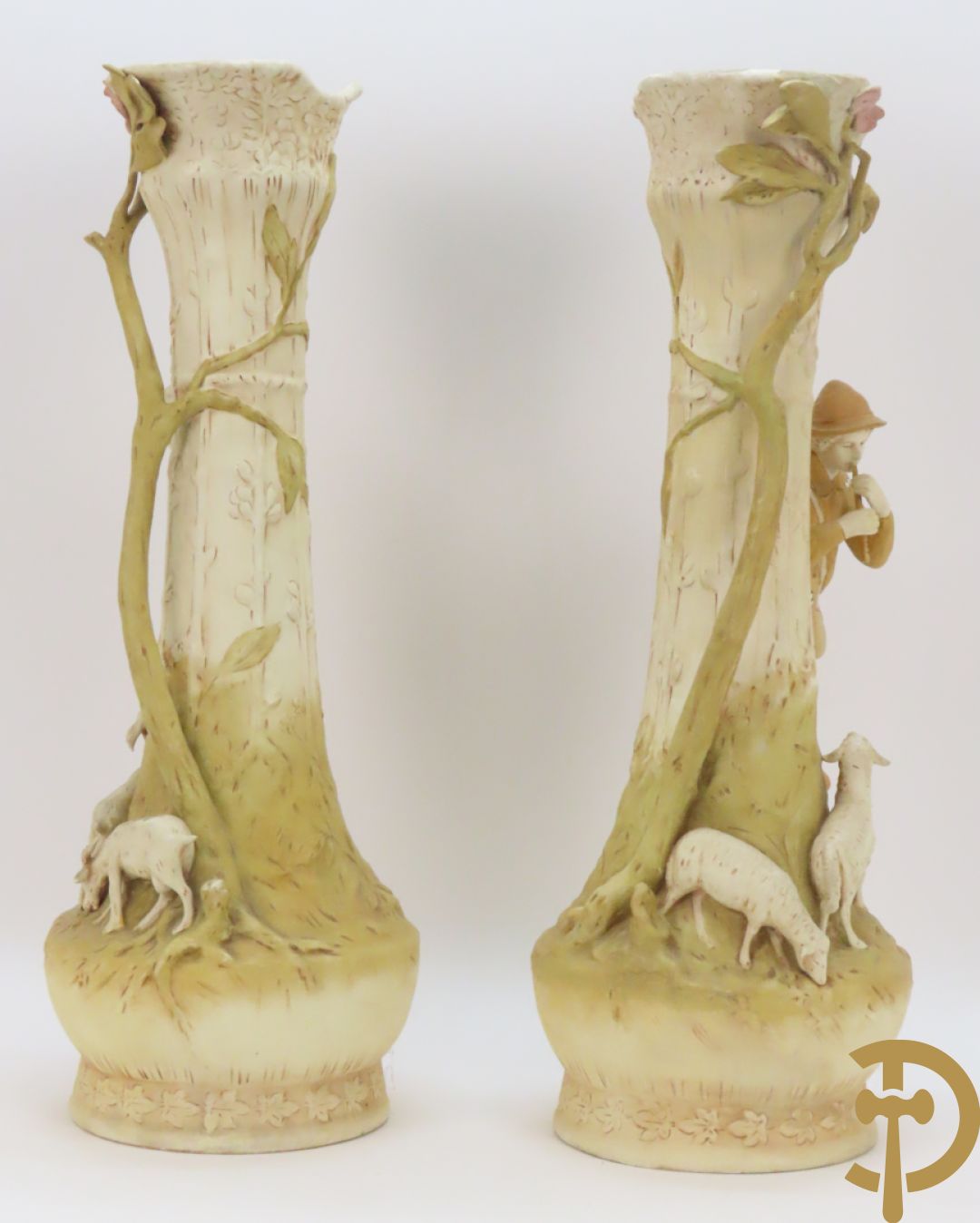 Paar Royal Dux vazen met herderpaar, gemerkt onderaan