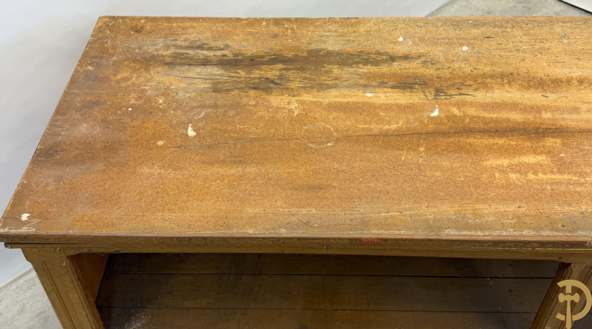 Pine winkeltoog met étagère in faux bois beschilderd