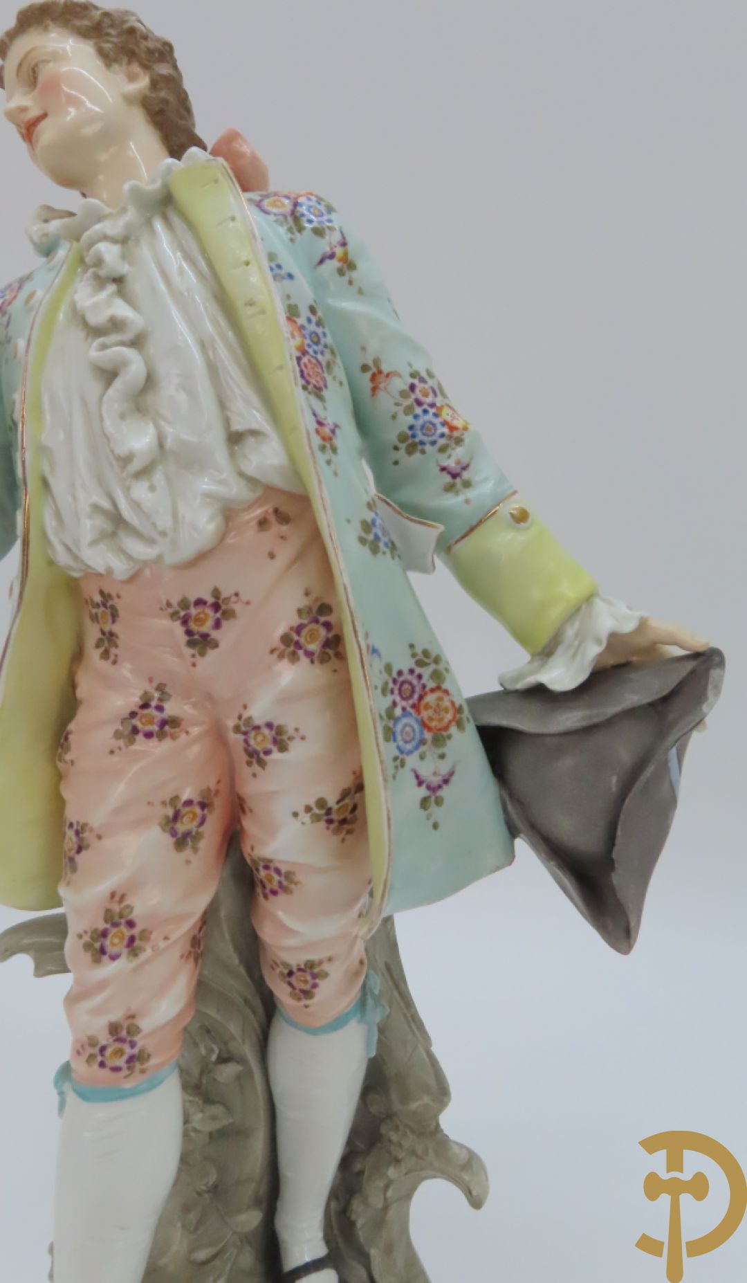 Paar meerkleurige porseleinen beelden van romantisch koppel , onderaan gemerkt