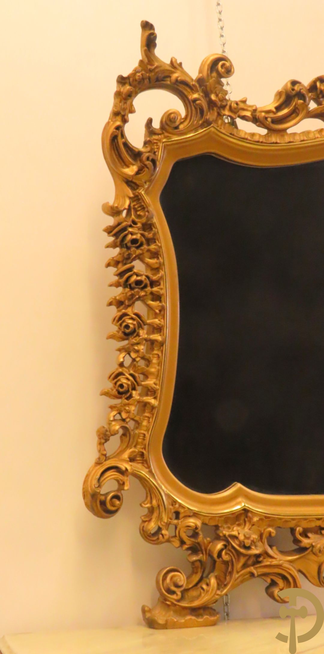 Uitzonderlijke vergulde Louis XV eetkamer bestaande uit vijfdeursdressoir met voluutvormige accanthusranken en rocailles, beschilderd met bloemenmotieven en centraal tafererel met hoornen des overvloeds + bijhorende spiegel vergulde tafel op voluutvormige poten met zes bijhorende stoelen + vitrine met accanthusranken en centrale deur, op voluutvormige poten