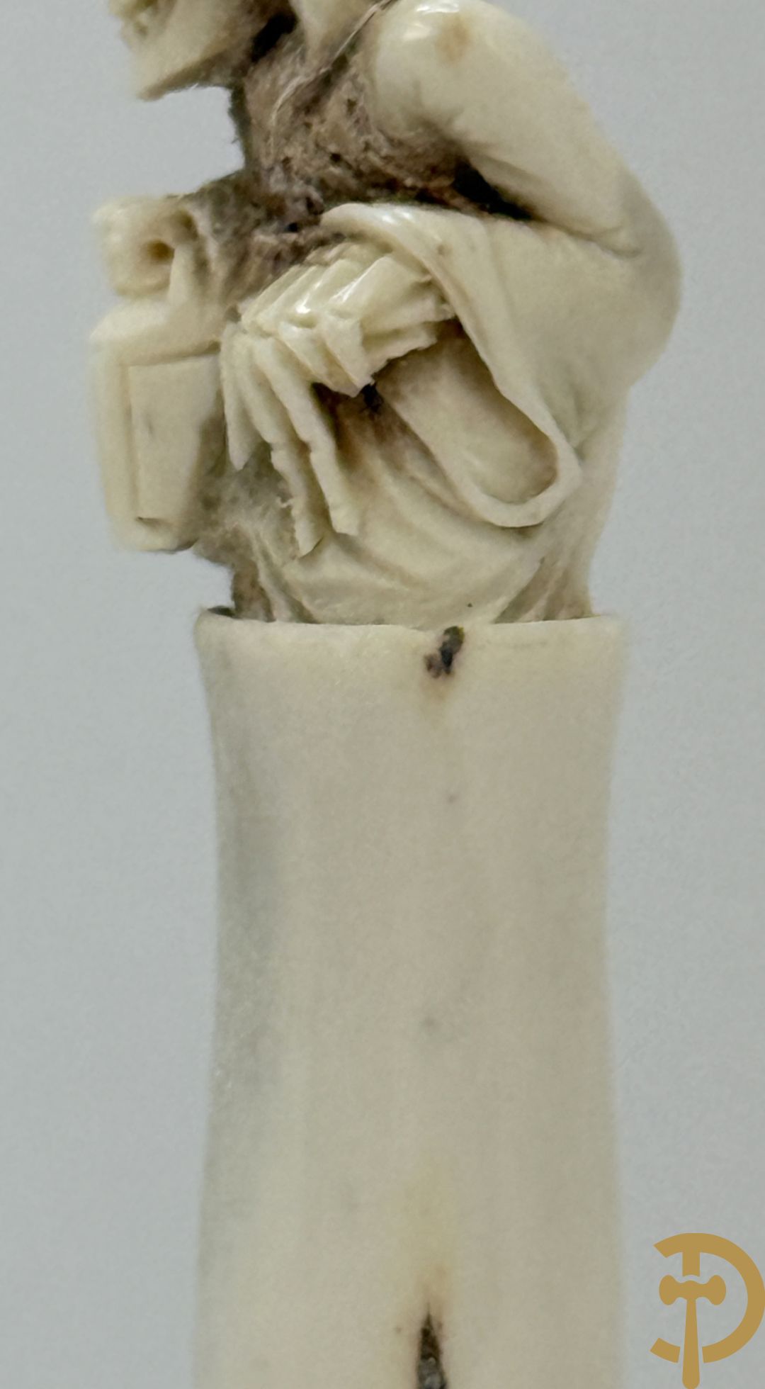 Twee handgesculpteerde hertegeweien in de vorm van een doodskop onder globe