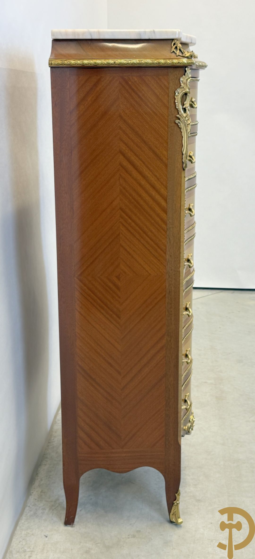 Notelaren zevenladenkast met bronsbeslag op voluutvormige poten - bovenaan marmeren blad