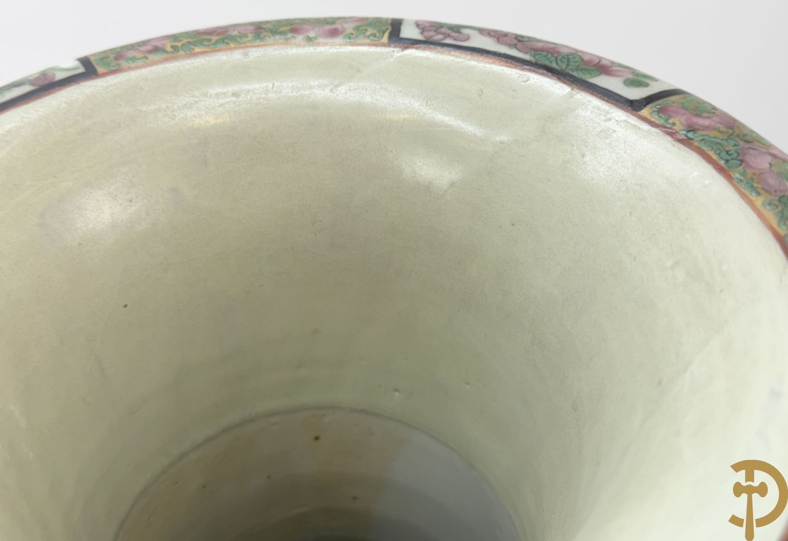 Chinese porseleinen Kanton vaas met geanimeerde hoftaferelen, natuurmotieven, fauna en floradecor