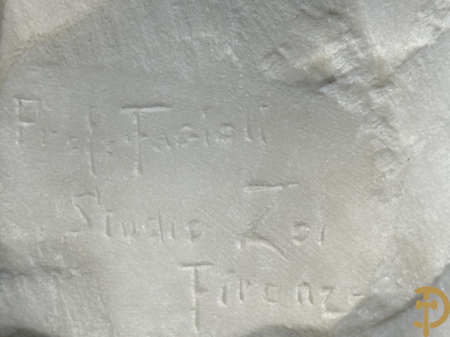 Prof. Fagioli Firenze getekend : Witte marmersculptuur van zittende dame met ontblote boezem met muziekinstrument