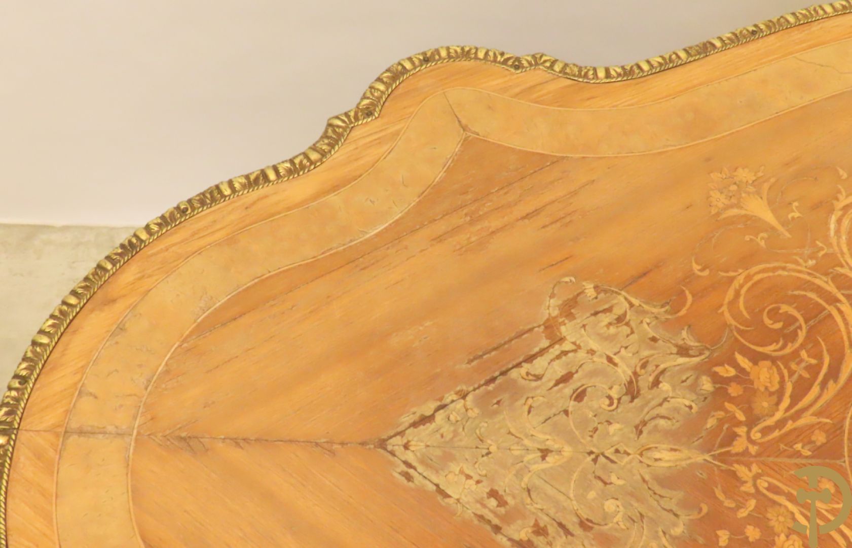 Gemarketteerde ovale notelaren tafel bezet met bronsbeslag van dameshoofden + stoel