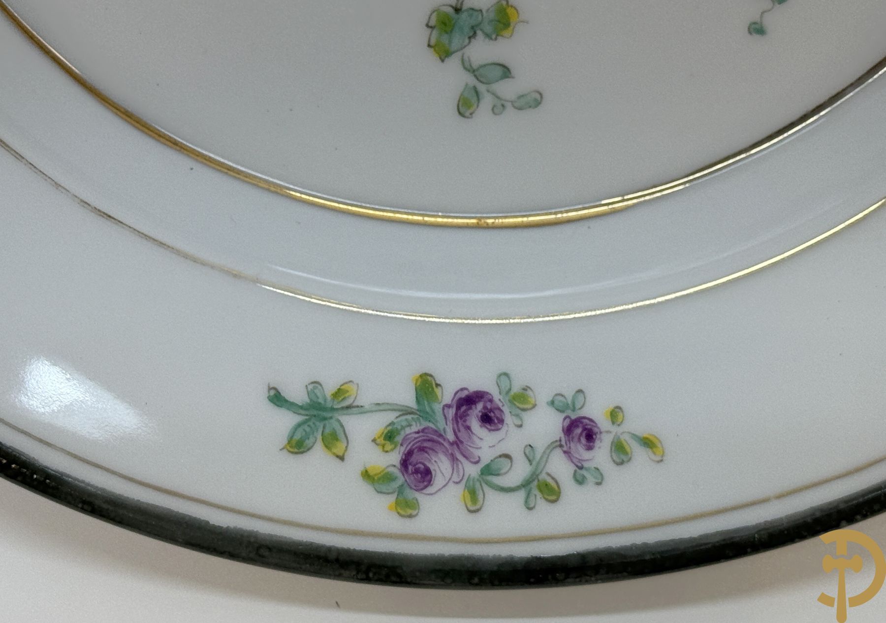 Paar handgekleurde Franse porseleinen borden met vogeldecor, 19e