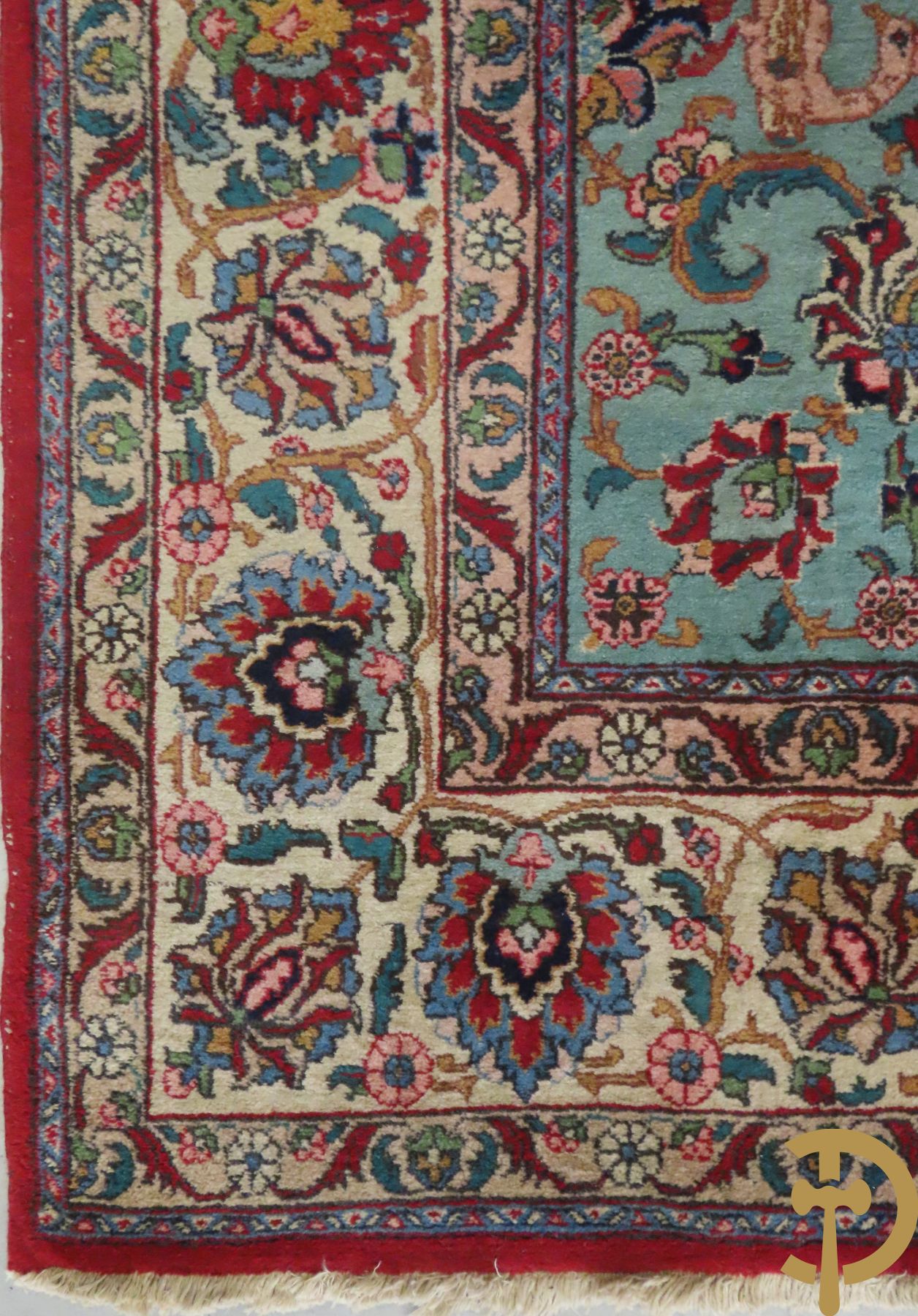 Oosters handgeknoopt tapijt met bloemen, dierenmotieven en centraal decor op rode fond