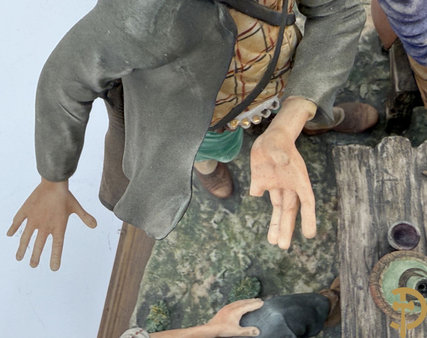 Italiaanse biscuit op houten sokkel met geanimeerde herbergscène