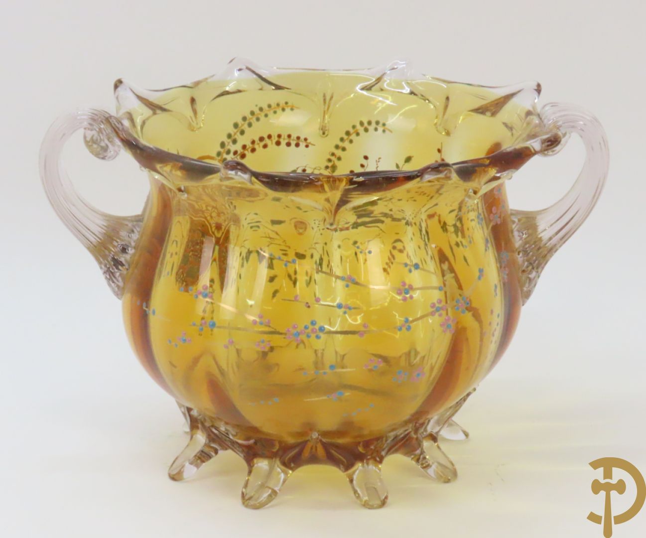 Mongeblazen glazen driestel bestaande uit centrale coupe met 2 oren, zijdelings met 2 eivormige coupes met gekleurd bloemendecor