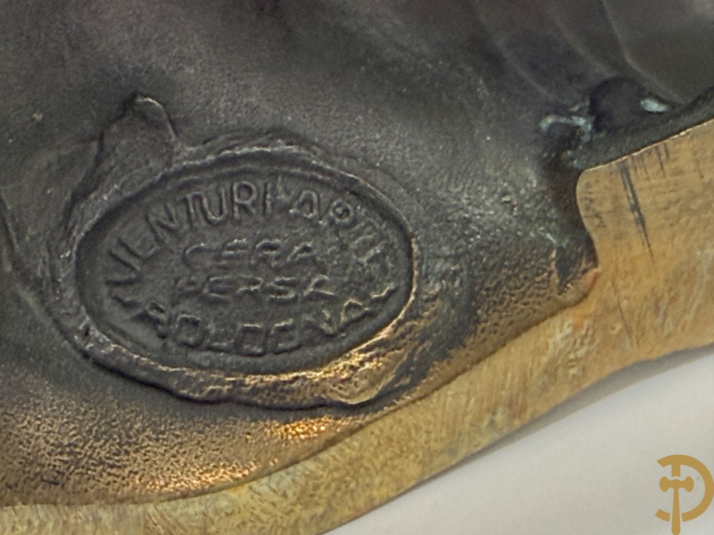 Gemonogrammeerd met symbool bovenaan 