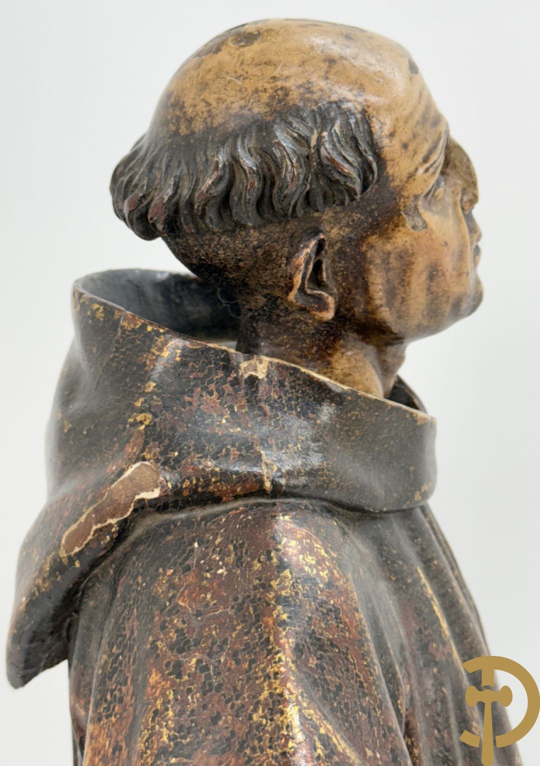 Gepolychromeerde houtsculptuur van Sint Antonius steunend met linkervoet op wereldbol