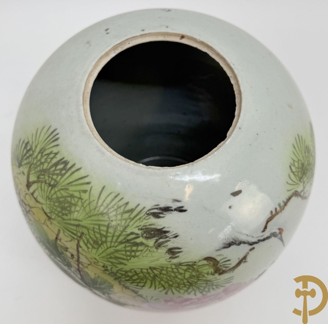 Twee Chinese porseleinen dekselpotiches met dieren- en bloemendecor