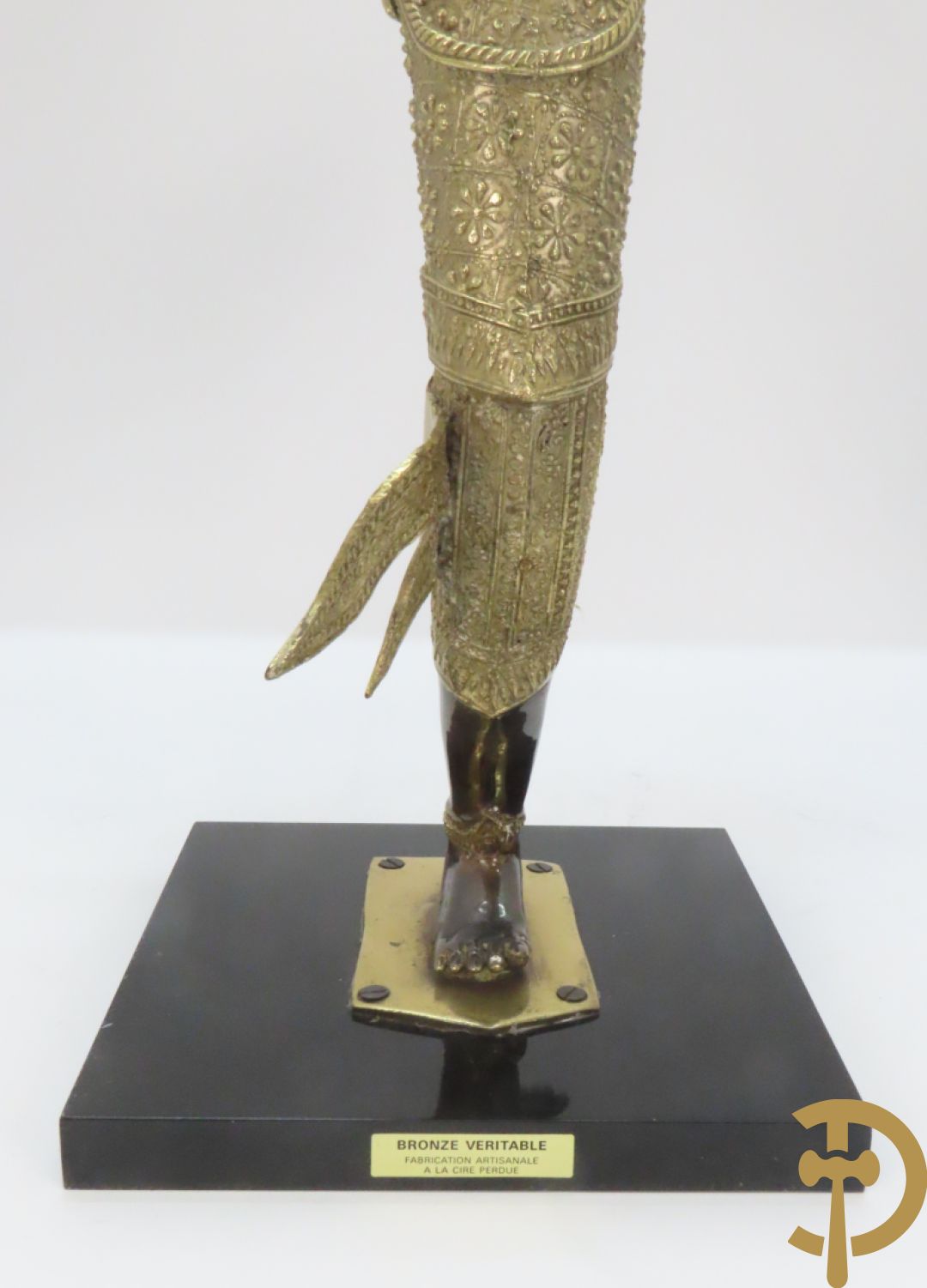 Twee staande koperen boedhistische figuren