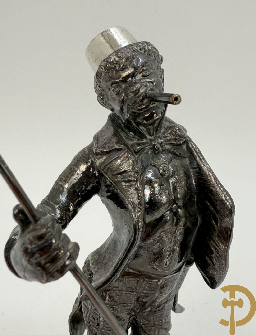 Ongetekend verzilverd metalen beeldje van circusdirecteur met afneembare hoed