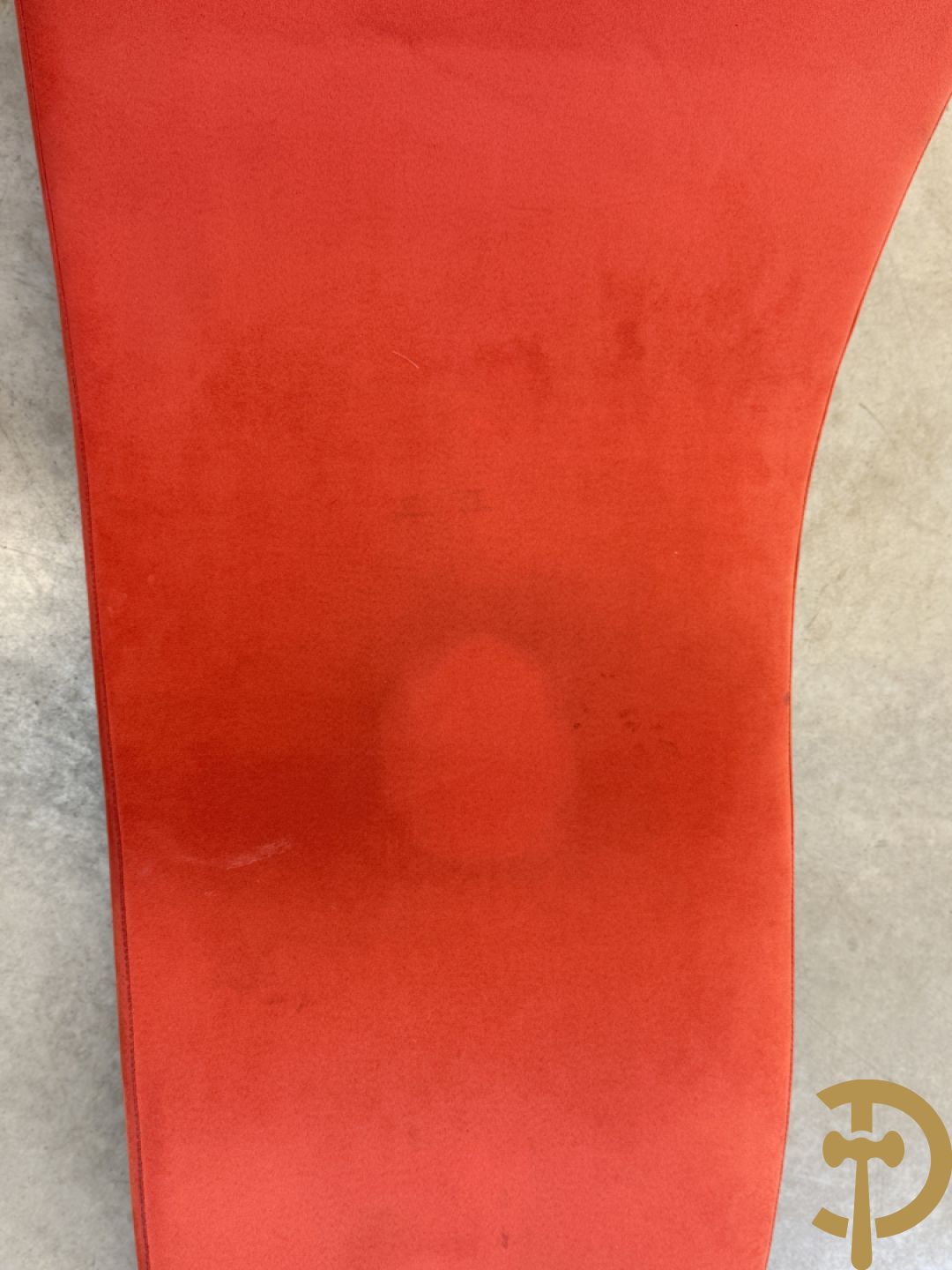 Design ligzetel in rode stof op chromé onderstel, Jongform