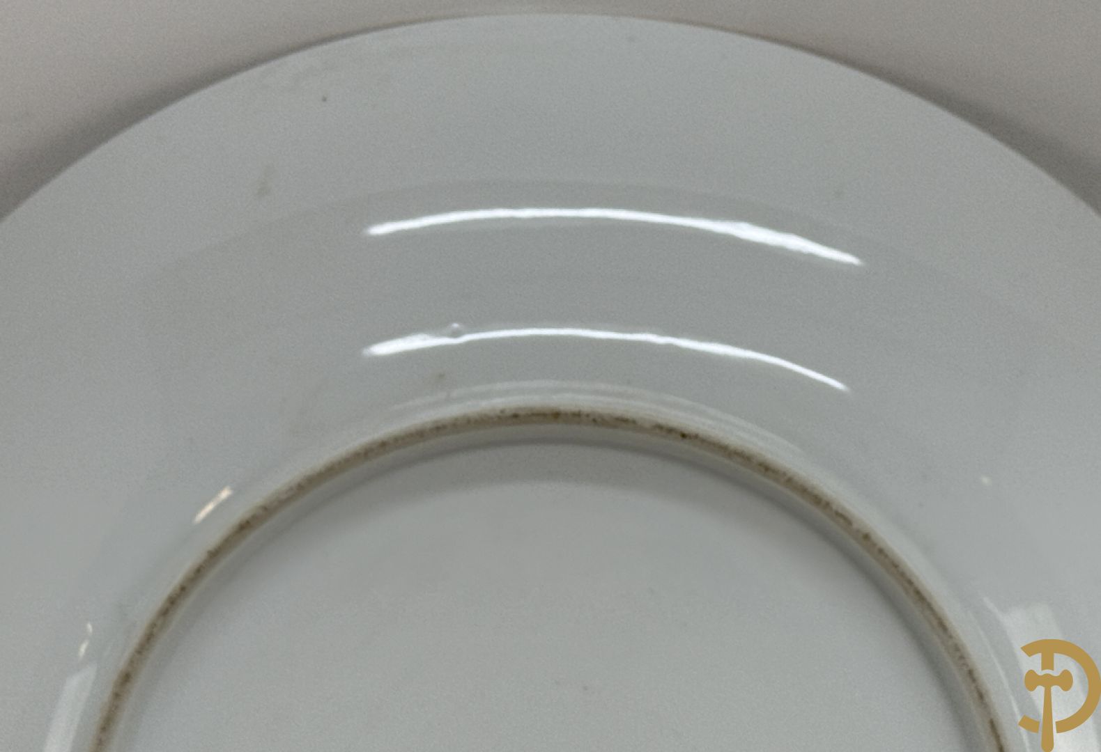 Porseleinen Chinese schotel met decor van wijsgeren in landschap