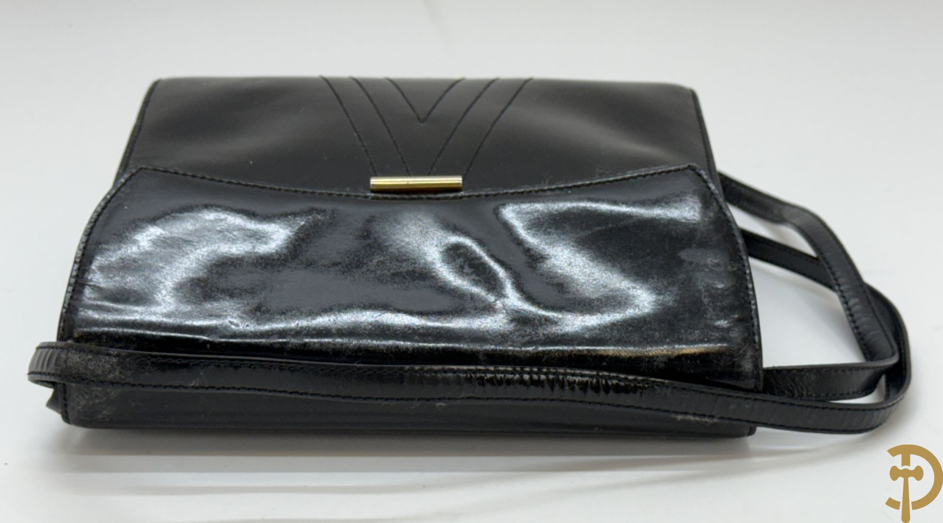 Blauwe lederen vintage Delvaux handtas + gelakte zwart lederen vintage Delvaux handtas met zak