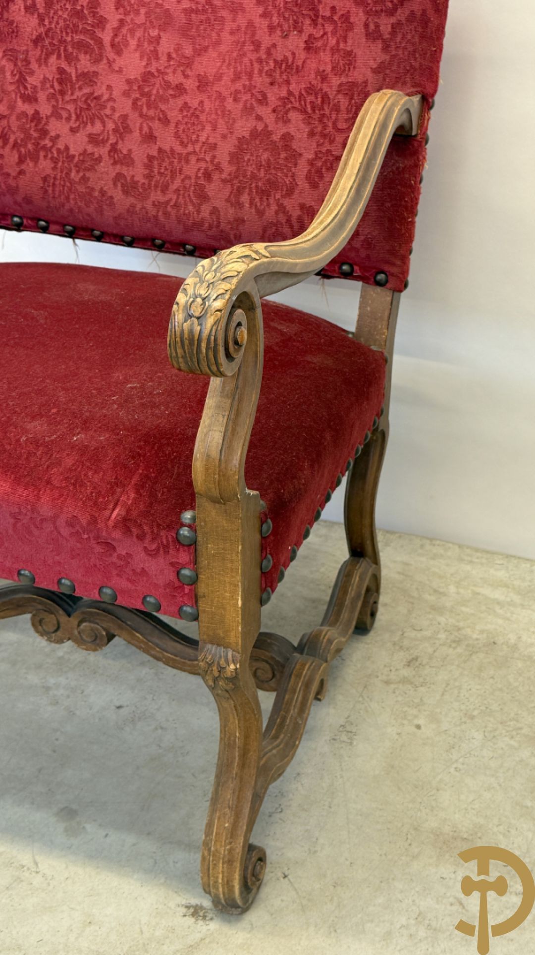Paar armzetels met voluutvormige armleuningen, bordeaux stof, gesculpteerd met accanthusranken + Armzetel met bordeaux stof, vollutvormige armleunungen en gesculpteerd met accanthusranken