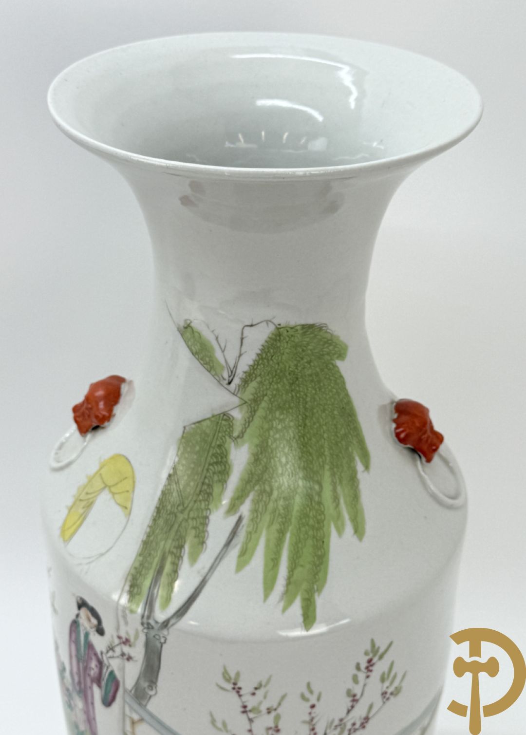 Twee rolvazen met bloemen- en vogeldecor + dekselpotiche met vogeldecor + Chinese vaas met decor van dames en kinderen