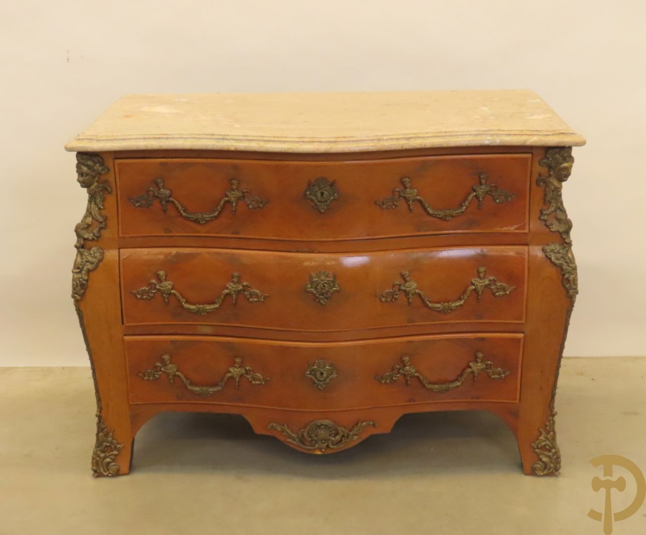 Notelaren gebombeerde drieladencommode met bronsbeslag en mazarinkoppen opzij - bovenaan met marmeren blad