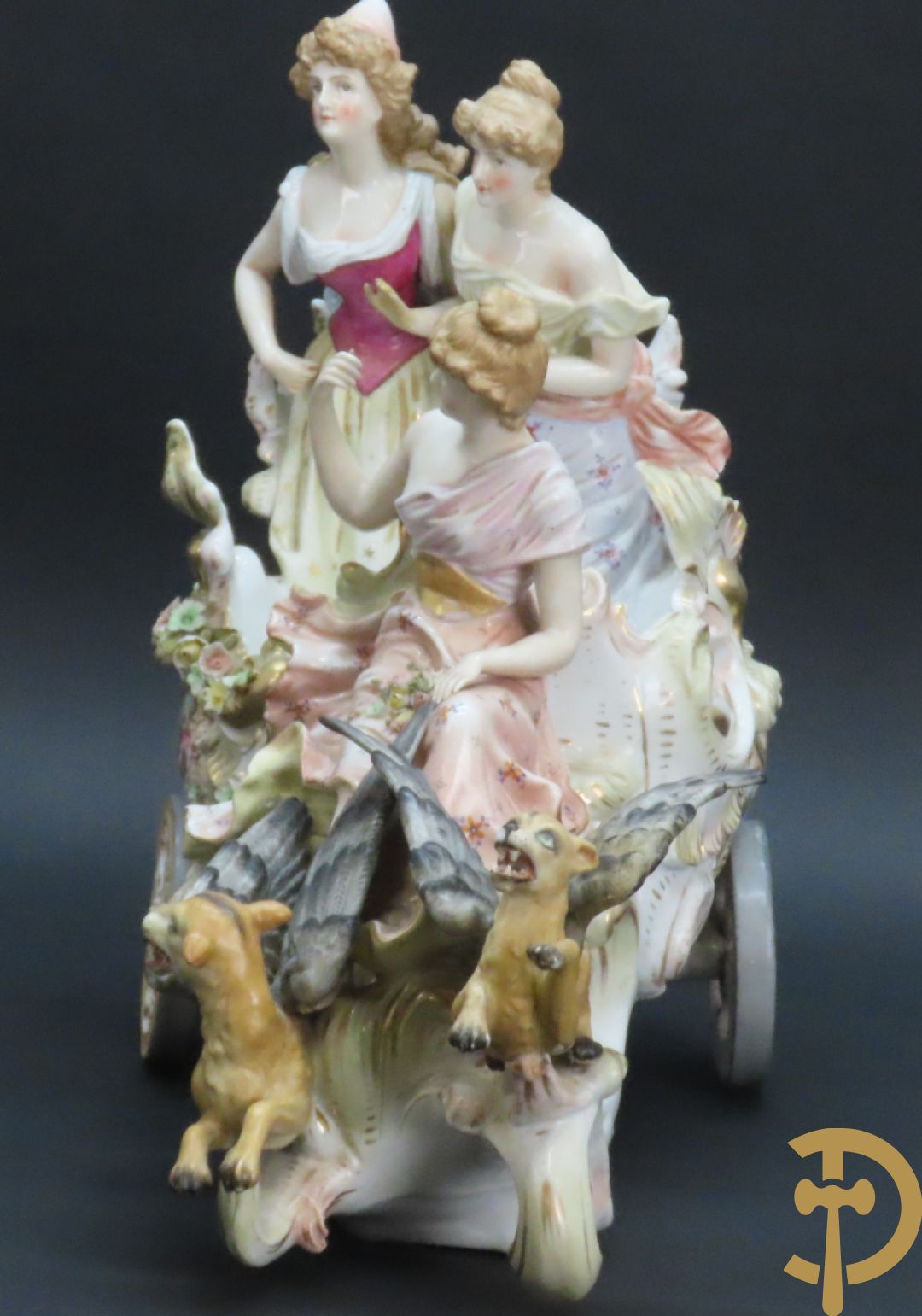 Meerkleurige porseleinen sierwagen slede met 3 dames voortgetrokken door 3 honden, onderaan gemerkt