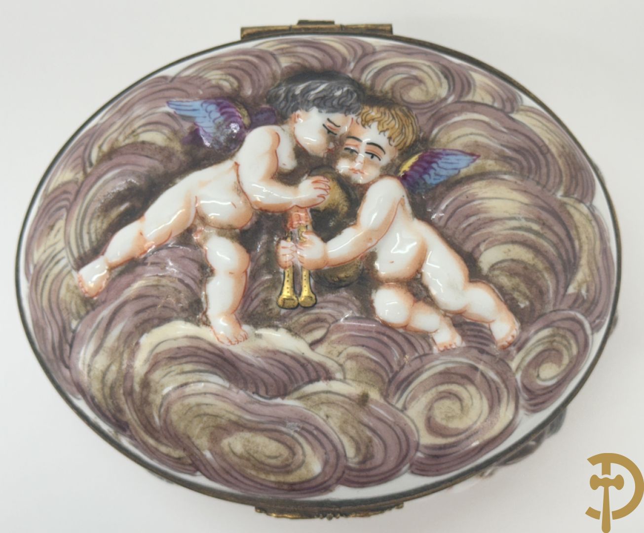 Vierkante blauw porseleinen fles Sèvres (Paul Milet) gemerkt met zilveren dop + dekseldoos Capo di Monte met cupido