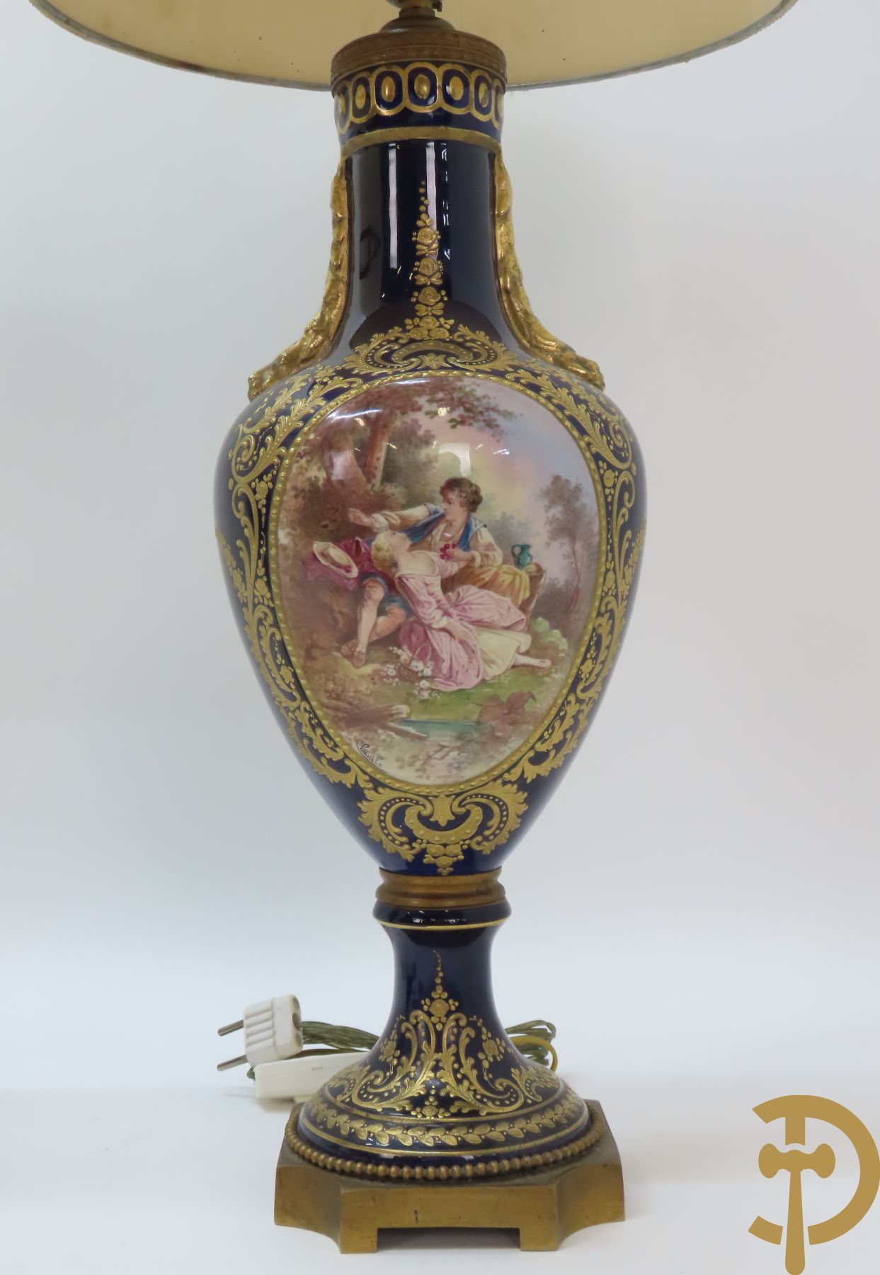 Paar kobaltblauwe porseleinen vazen met dubbel motief als lampadaire