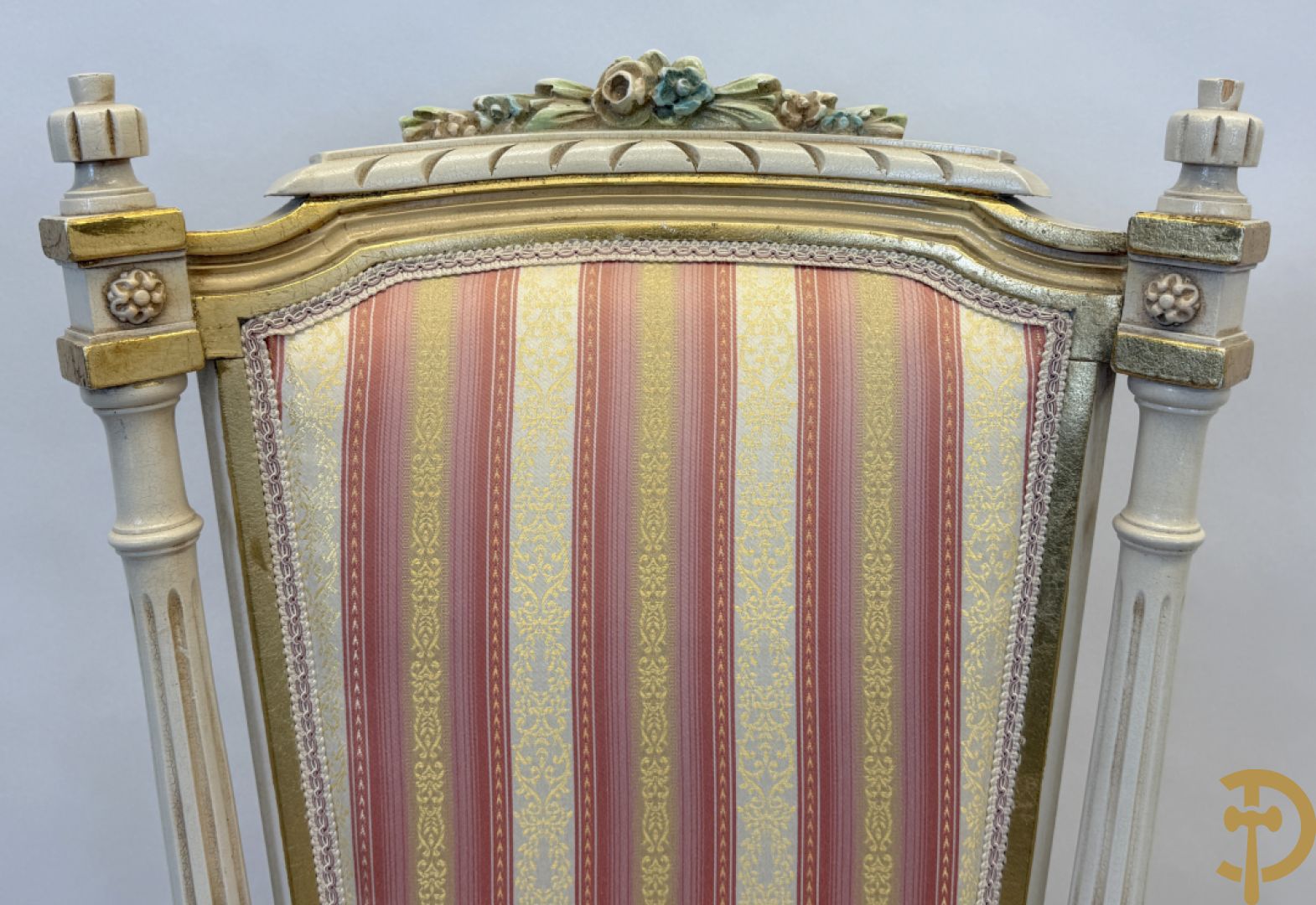 Italiaanse eetkamer met beschilderd bloemenmotief bestaande uit vierdeursdressoir met beschilderde bloemenmotieven, accanthusranken en glazen blad, tafel op gesculpteerde poten en 6 stoelen