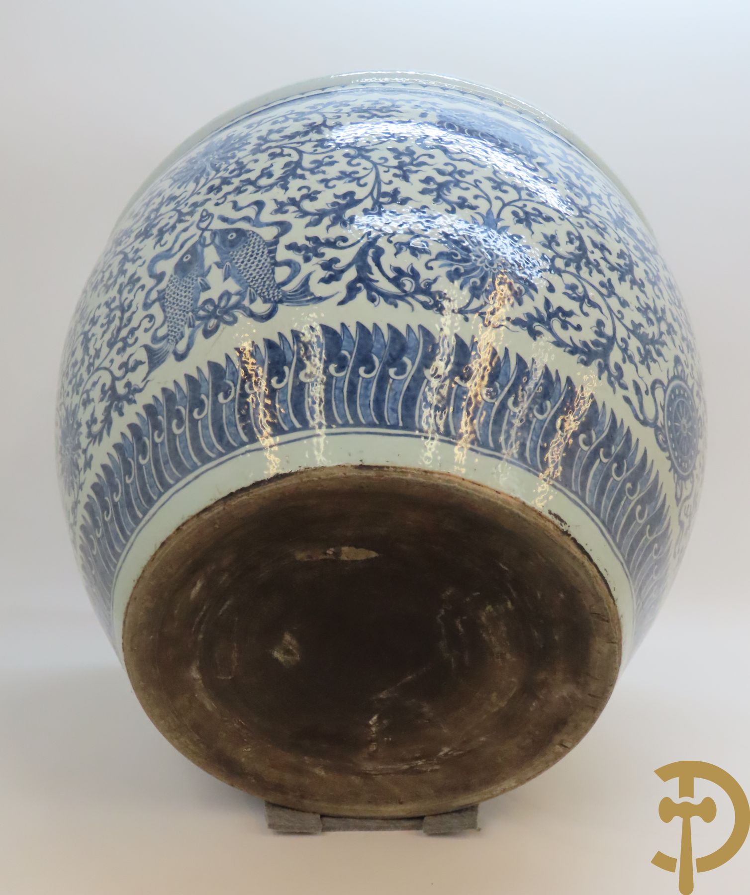 Chinese porseleinen blauw - witte viskom of grote cachepot met lotusslingers, Qian Long 19e