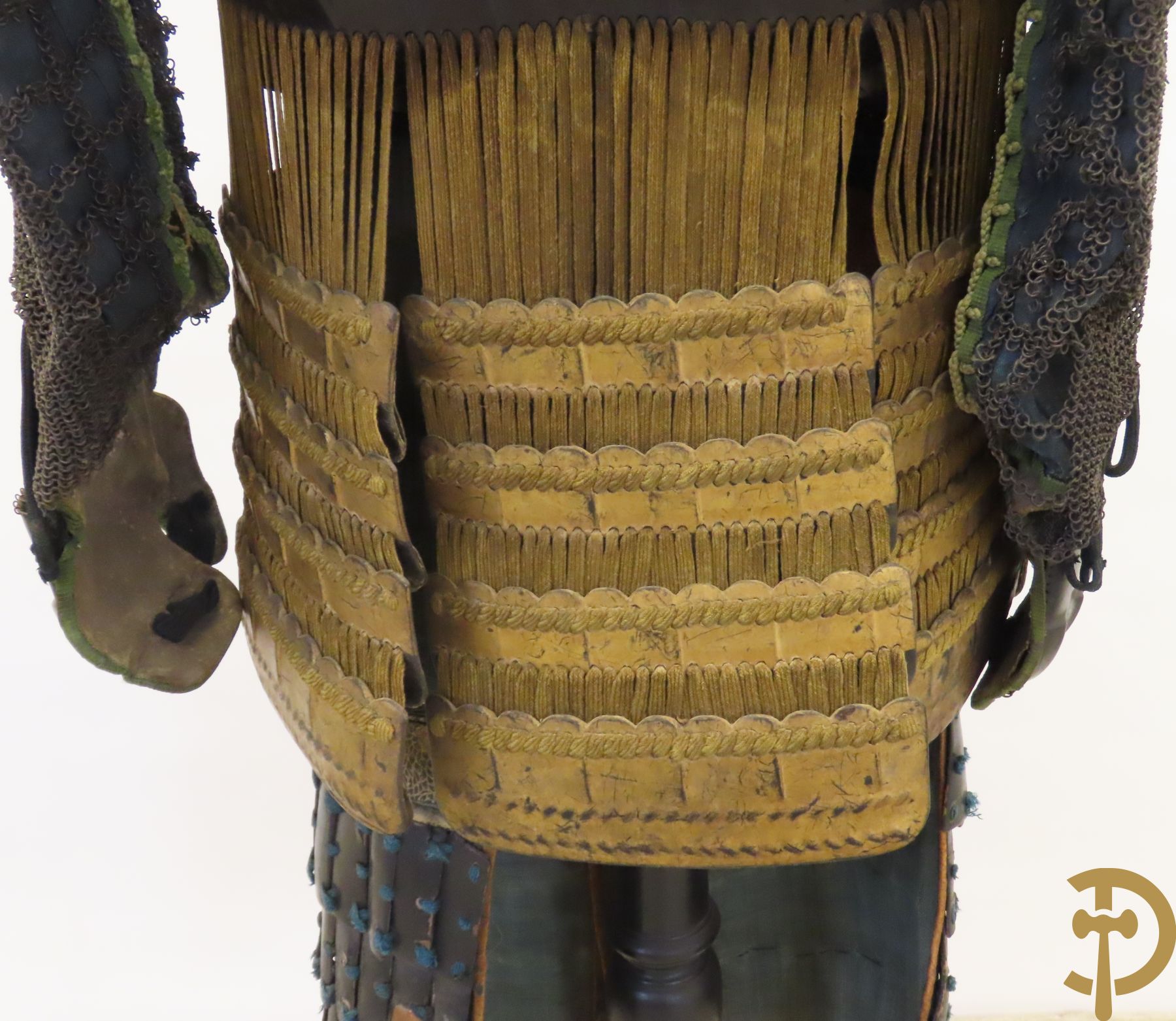 Aziatische antieke samurai uitrusting met helm gemonteerd op statief - type Okegawa Gusoku van ijzer en Kusari in leder.