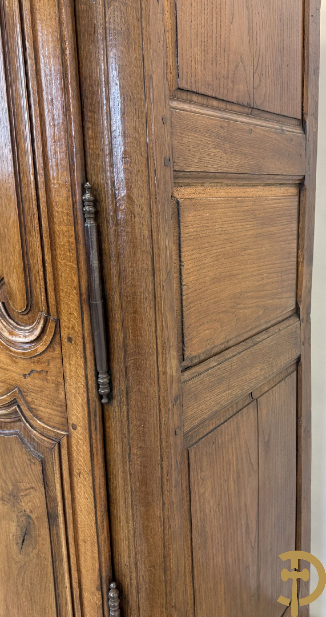 Massief eiken tweedeurskast met gezwaaide deuren op voluutvormige poten