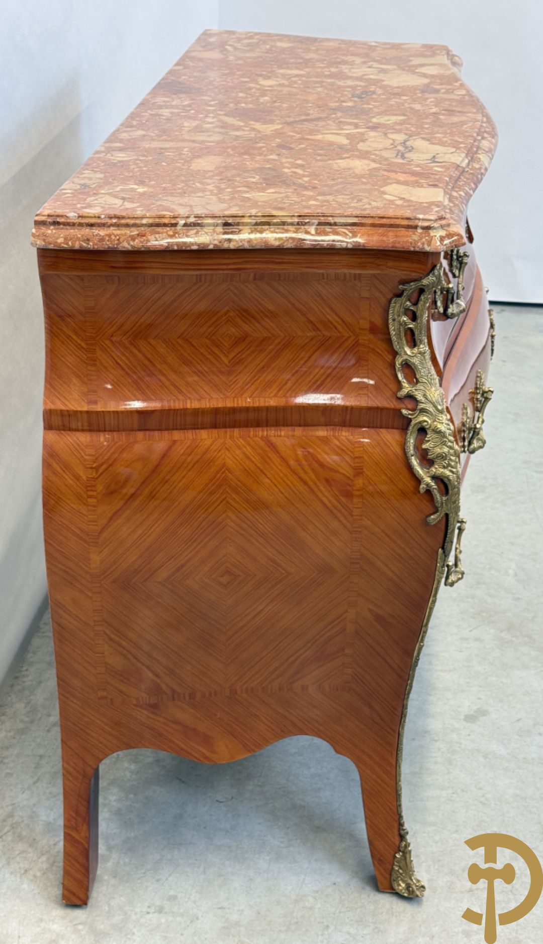 Gegalbeerde notelaren vierladencommode bezet met bronsbeslag en marmeren blad