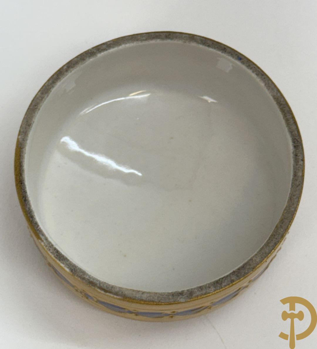 Porseleinen Empire dekselvaasje met blauw en verguld decor op gele fond, onderaan gemerkt M.Imp. le de Sèvres (Manufacture Imperial de Sèvres)