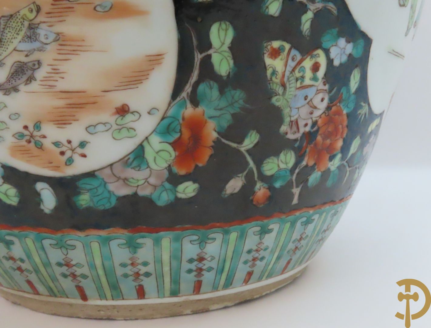 Chinese porseleinen cachepot met geanimeerd decor op zwarte fond met bloemen