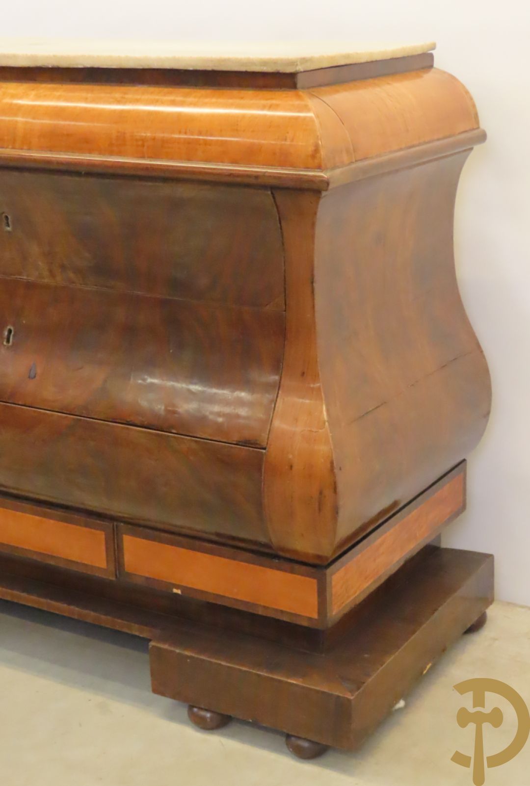 Antieke gegalbeerde commode van mahonie met 4 lades, 2 de kwart 19e