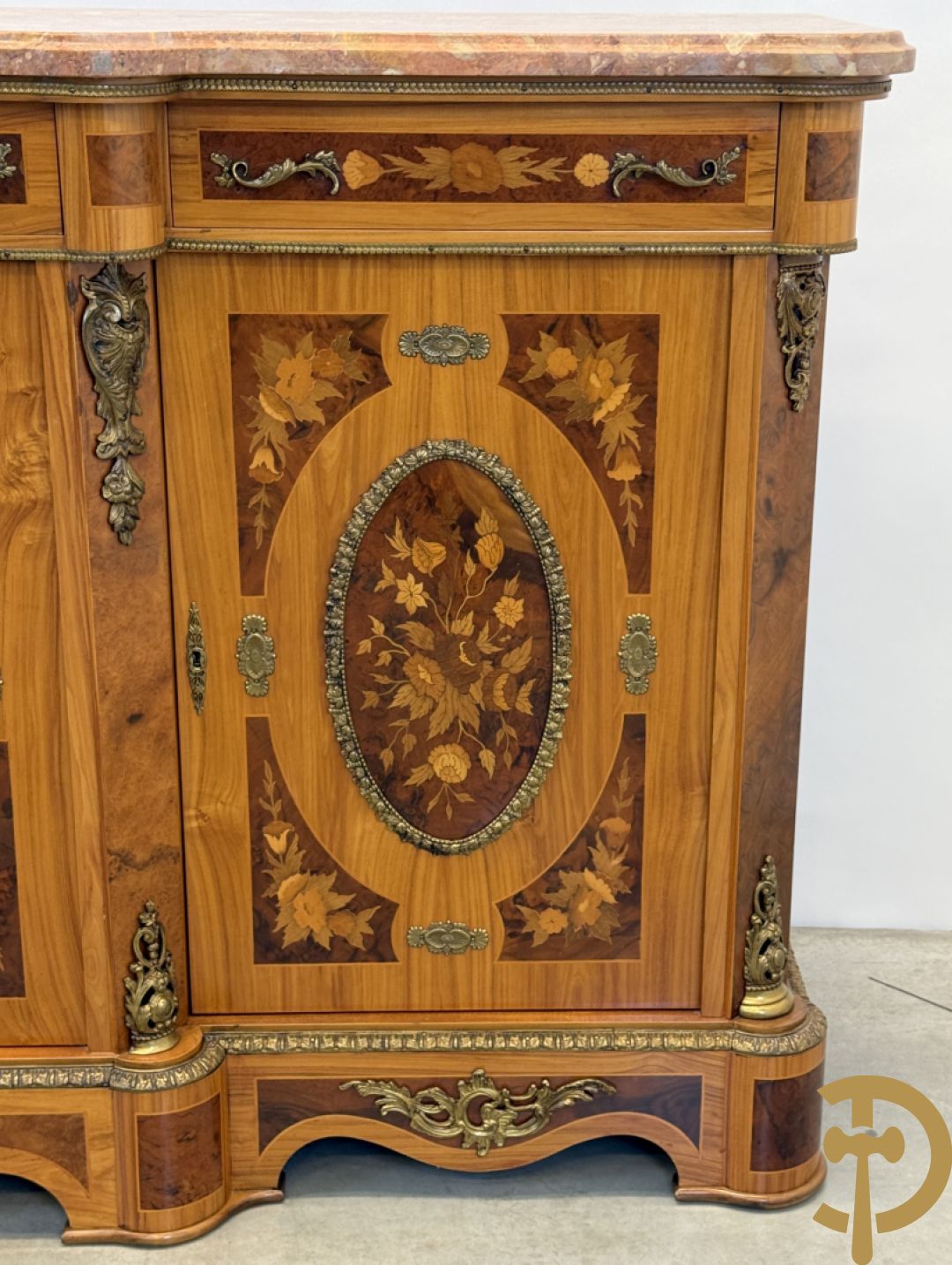 Notelaren driedeursdressoir met bloemenmarquetterie, bronsbeslag en marmeren blad