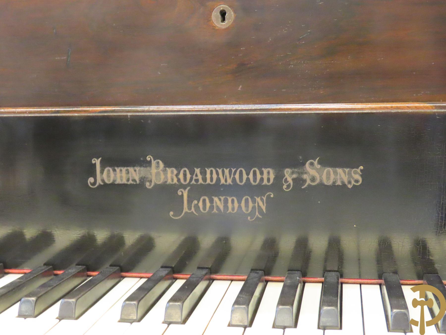 Engelse notelaren vleugelpiano, 1/2e model, John Broadwood & Sons, nummer 45557 gebouwd tussen 1893 en 1909