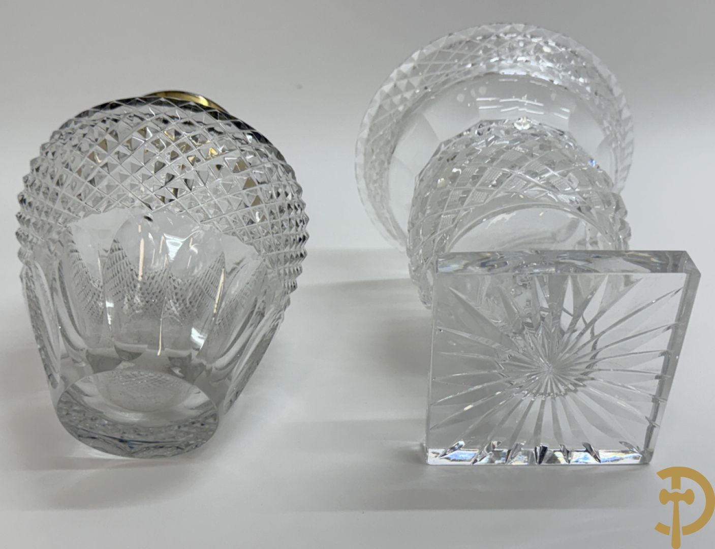 Helder kristallen geslepen coupe + 2 dragoirs in kristal gefacetteerd + 3 kristallen vazen + glazen vaas