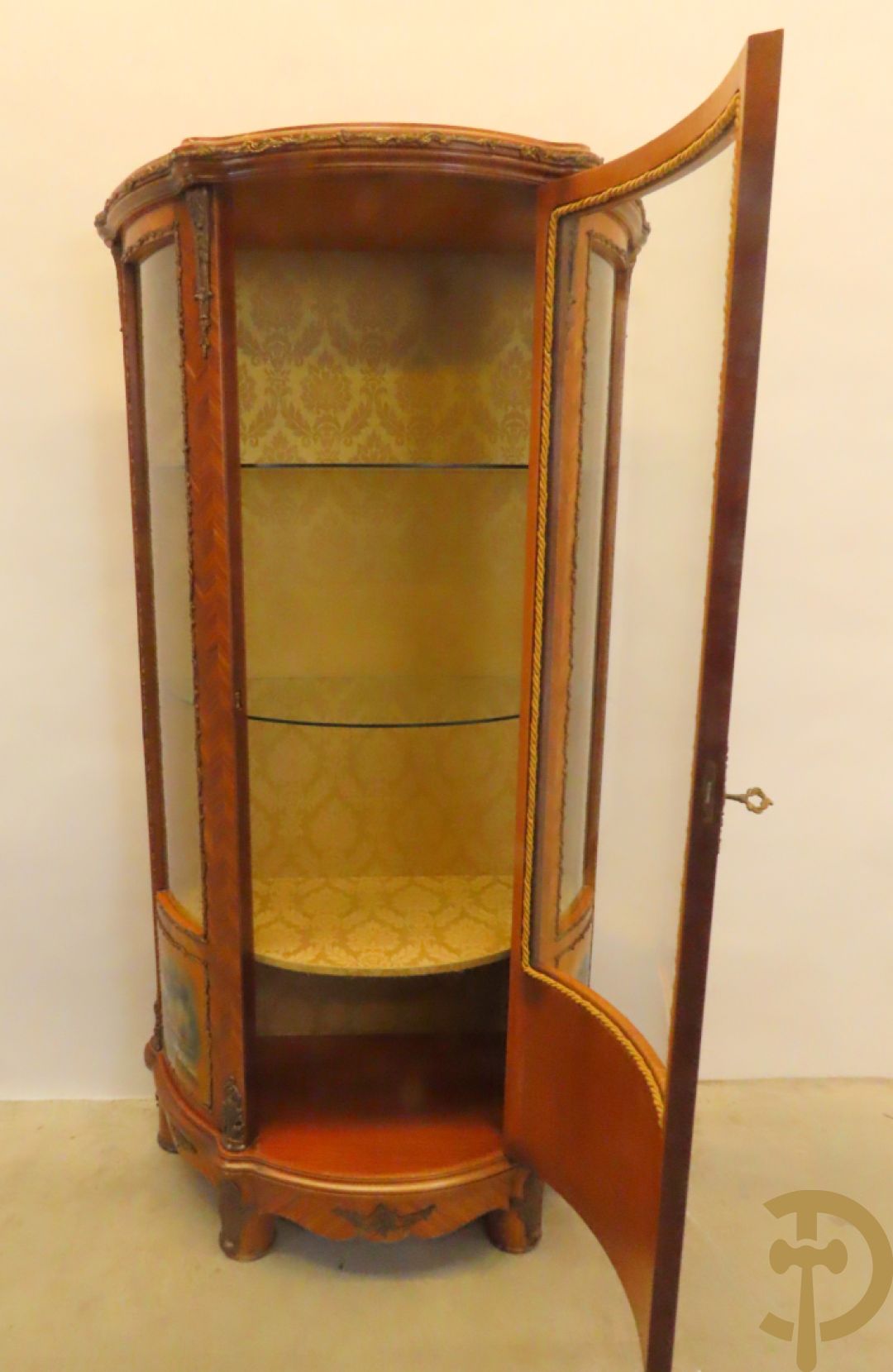 Gebogen notelaren vitrine bezet met bronsbeslag en onderaan met romantisch tafereel