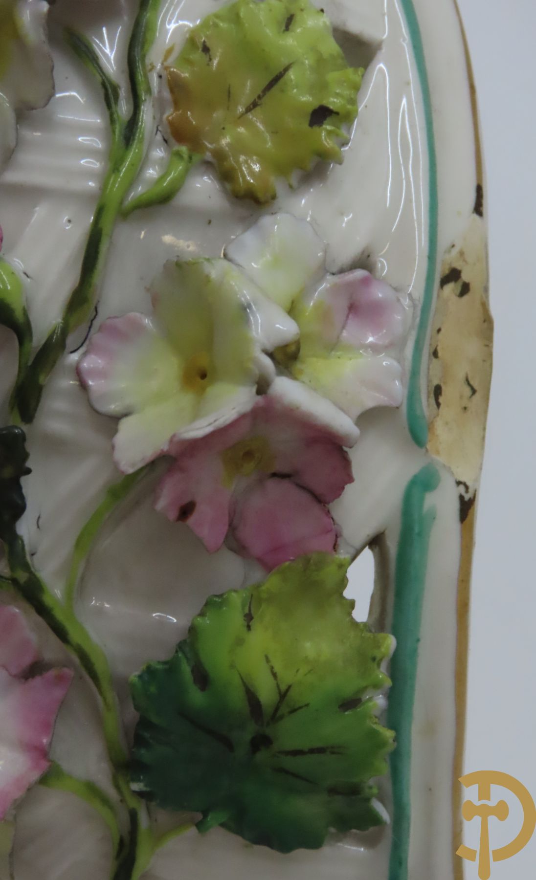 Porseleinen Franse cornetvaas geajoureerd met bloemenmotief, Vieux Paris + Vieux Paris coupe + porseleinen coupe met bloemenmotieven bezet