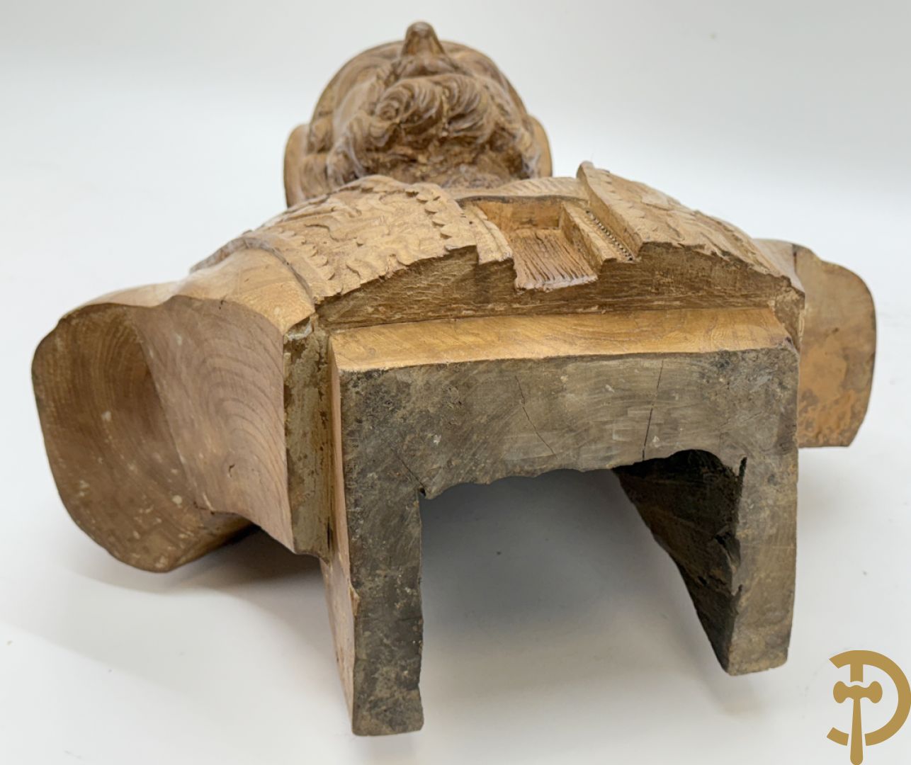 Houtgesculpteerde buste van Sint Elooi