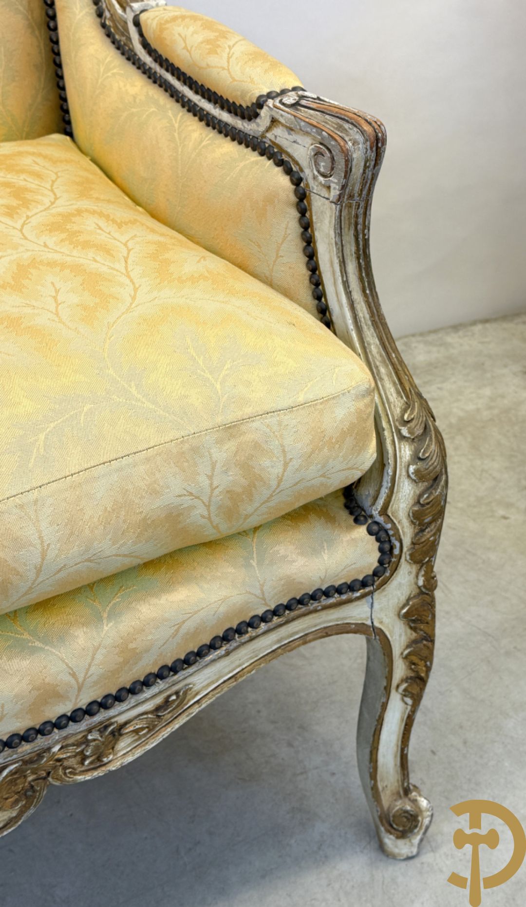 Paar Louis XV bergères met wangen, gesculpteerde accanthusranken en bloemenmotieven