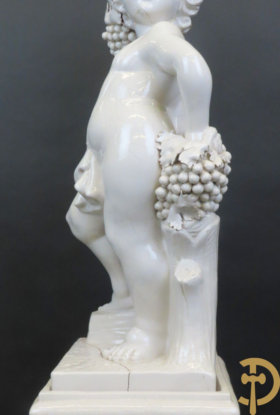 Engel met druiventrossen in Italiaanse majolica op sokkel