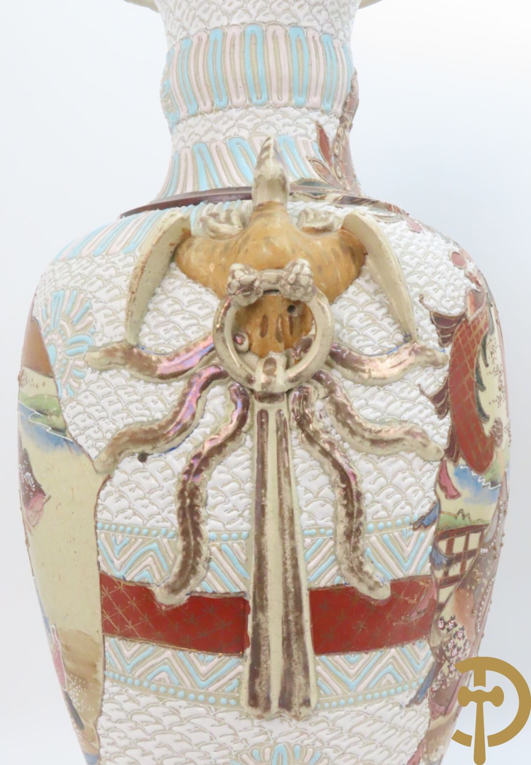 Paar Japanse Satsumat vazen met kijgerdecor en geanimeerde scènes, zijdelings met vogels bezet